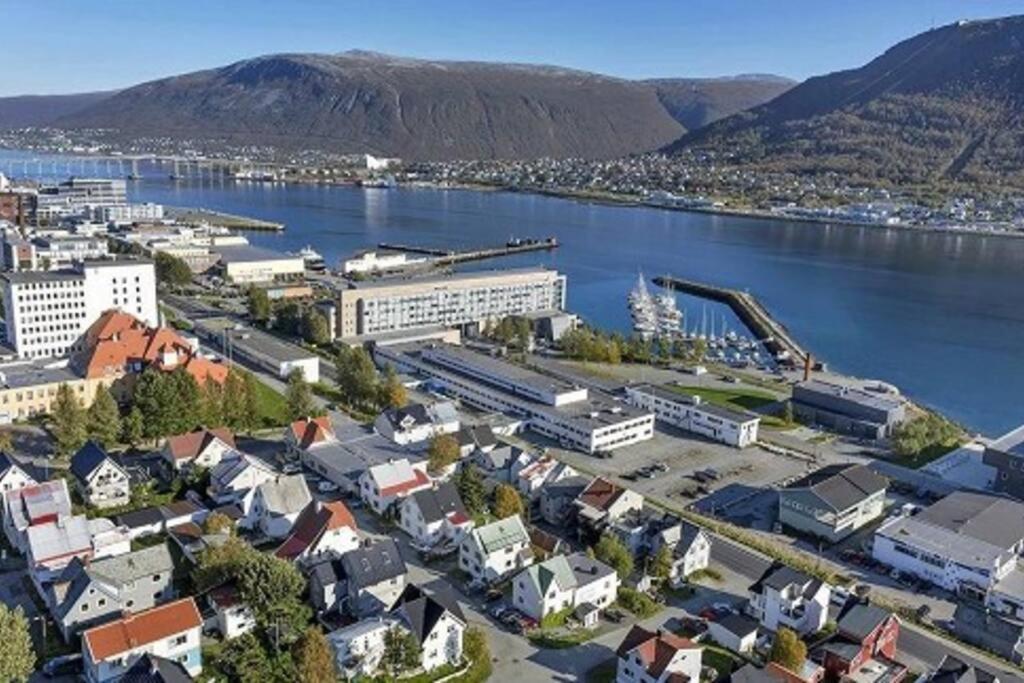 In The Heart Of The Aurora Borealis - Tromso City Εξωτερικό φωτογραφία